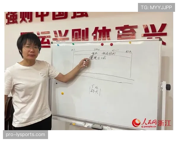 拉人犯规判罚细节拆解：裁判如何判断动作界限？