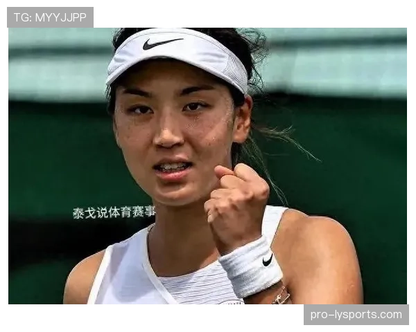 王欣瑜训练完直接素颜逛超市，这松弛感是真不装