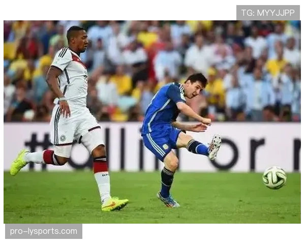 故意触球和折射判罚标准有何不同？规则如何精准区分？